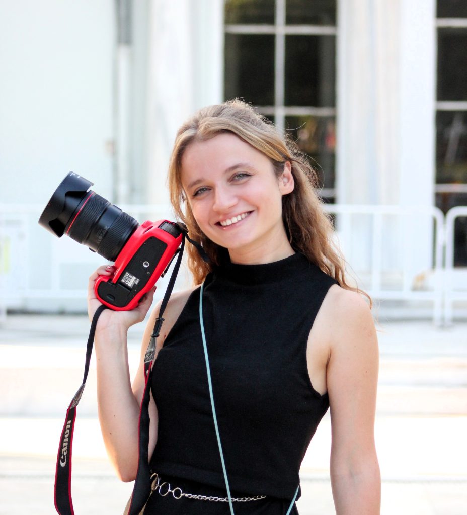 Cansu Tekin Photography fotoğrafçısı, elinde fotoğraf makinesiyle